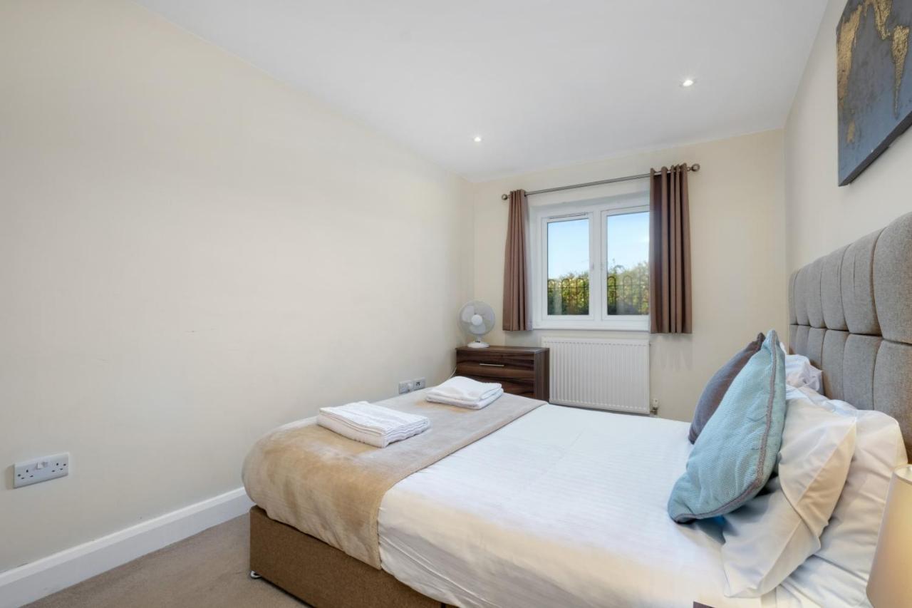 London Heathrow Living Serviced Apartments By Ferndale Stanwell Екстер'єр фото