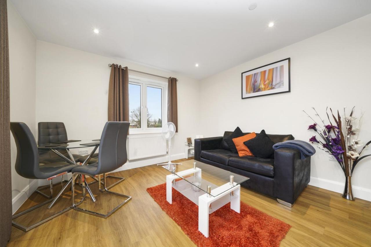 London Heathrow Living Serviced Apartments By Ferndale Stanwell Екстер'єр фото