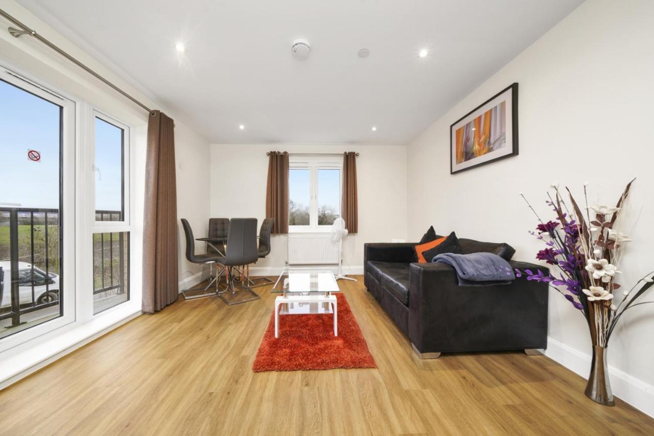 London Heathrow Living Serviced Apartments By Ferndale Stanwell Екстер'єр фото